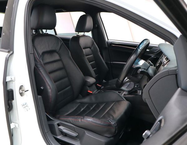 2014-Volkswagen-Golf-VII-GTI-20-TSI-Auto image:19
