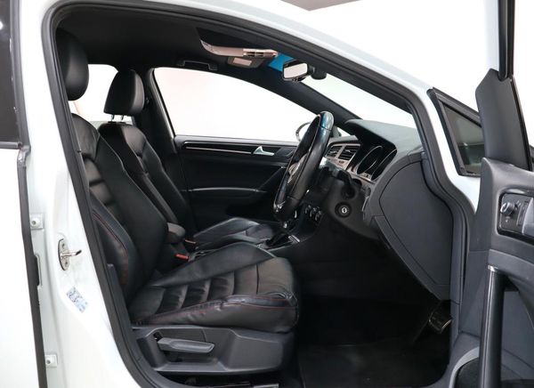 2014-Volkswagen-Golf-VII-GTI-20-TSI-Auto image:20