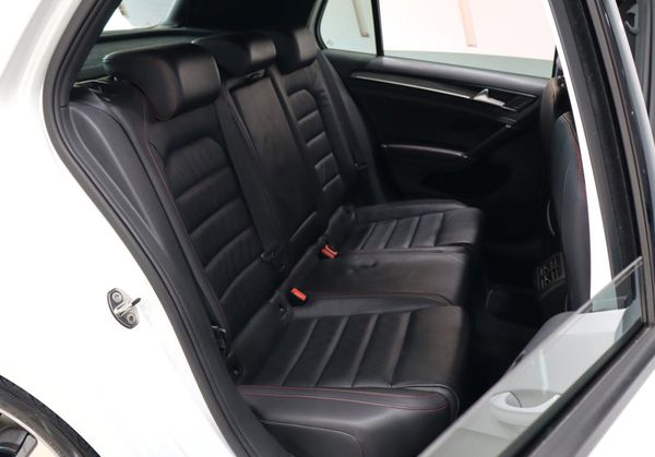 2014-Volkswagen-Golf-VII-GTI-20-TSI-Auto image:21