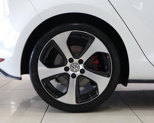2014-Volkswagen-Golf-VII-GTI-20-TSI-Auto image:6