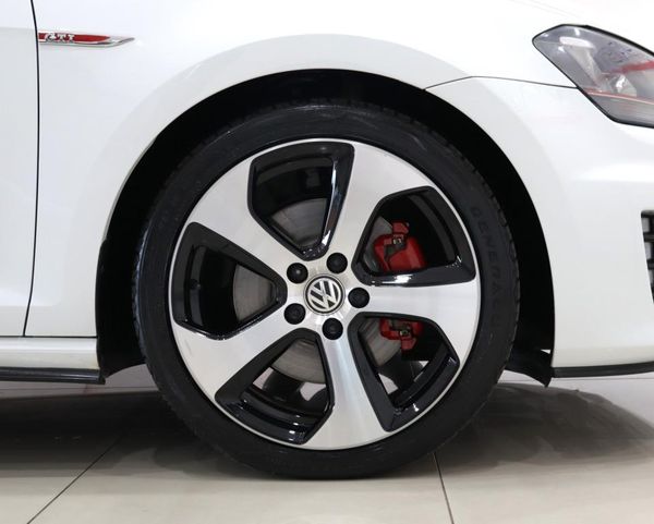 2014-Volkswagen-Golf-VII-GTI-20-TSI-Auto image:7