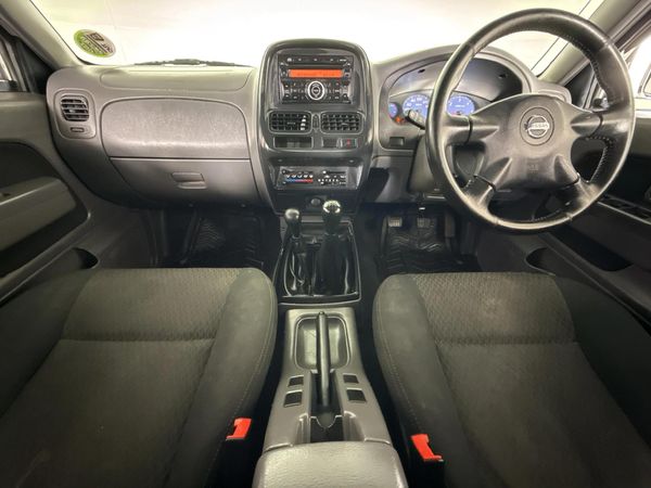 2021-Nissan-NP300-25-TDi-4x4-Double-Cab image:1