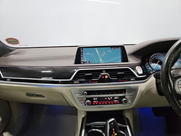 2018-BMW-7-Series-730d-M-Sport image:12