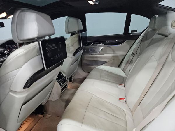2018-BMW-7-Series-730d-M-Sport image:16