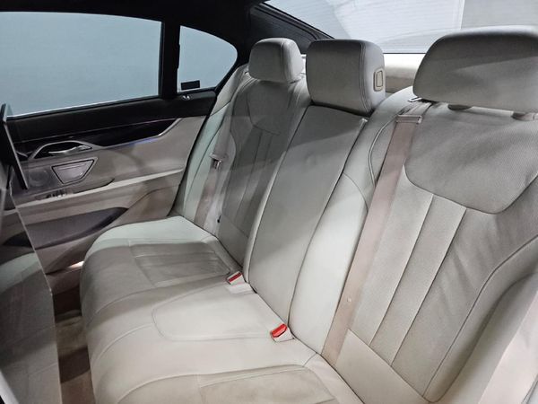 2018-BMW-7-Series-730d-M-Sport image:17