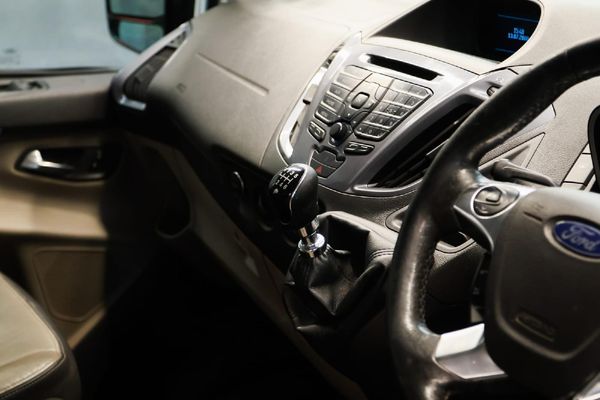 2016-Ford-Tourneo-Custom-LTD-22-TDCi-SWB-114kW image:17
