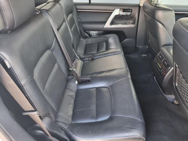2015-Toyota-Land-Cruiser-200-45-D-V8-VX-Auto image:9