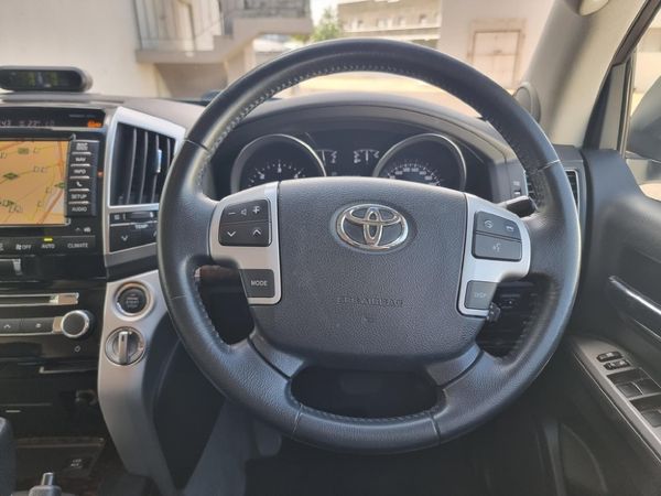 2015-Toyota-Land-Cruiser-200-45-D-V8-VX-Auto image:10