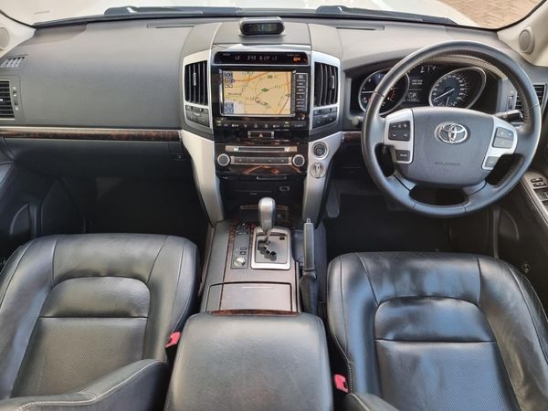 2015-Toyota-Land-Cruiser-200-45-D-V8-VX-Auto image:8