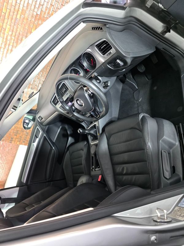 2014-Volkswagen-Golf-VII-20-TDI-Comfortline image:4