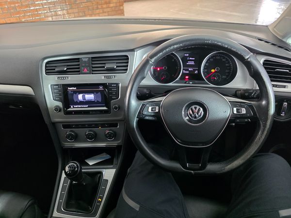 2014-Volkswagen-Golf-VII-20-TDI-Comfortline image:6