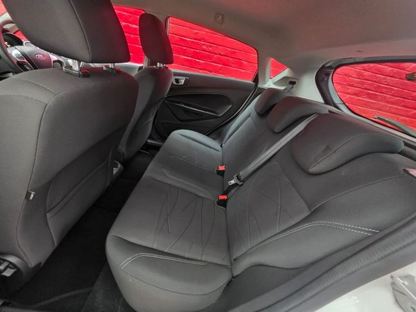 2015-Ford-Fiesta-10-EcoBoost-Trend-5-dr image:9