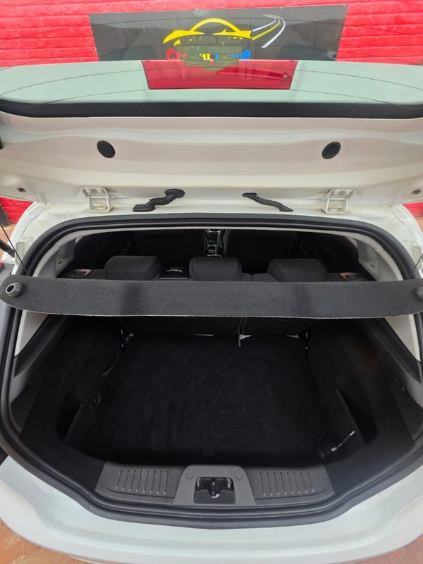 2015-Ford-Fiesta-10-EcoBoost-Trend-5-dr image:10