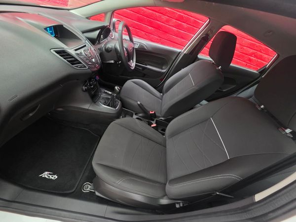 2015-Ford-Fiesta-10-EcoBoost-Trend-5-dr image:5