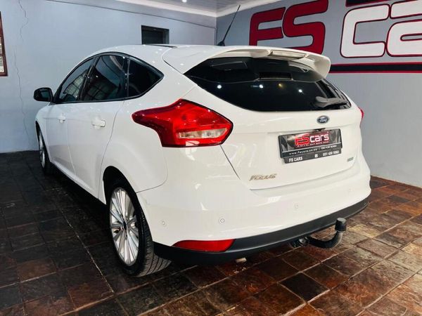 2016-Ford-Focus-10-EcoBoost-Trend-5-dr image:3