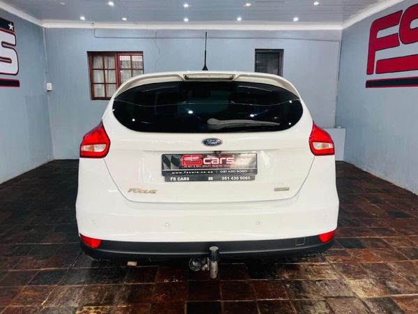 2016-Ford-Focus-10-EcoBoost-Trend-5-dr image:4