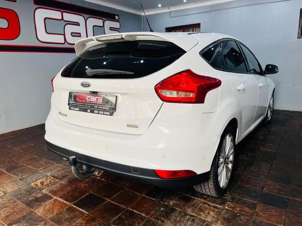 2016-Ford-Focus-10-EcoBoost-Trend-5-dr image:5