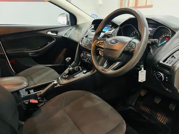 2016-Ford-Focus-10-EcoBoost-Trend-5-dr image:6