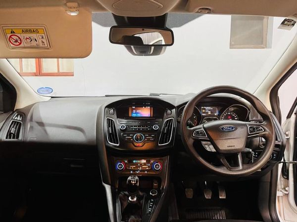 2016-Ford-Focus-10-EcoBoost-Trend-5-dr image:8