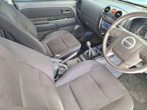 2011-Isuzu-KB-250D-Teq-Double-Cab-LE image:7