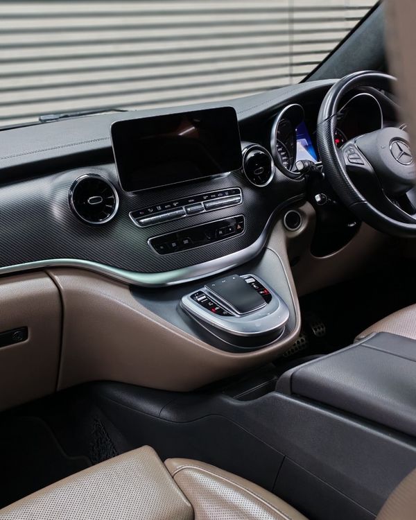 2023-Mercedes-Benz-V-Class-V-300d-Exclusive image:10