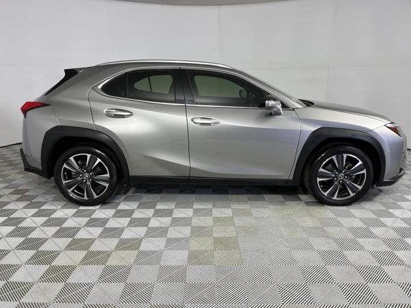 2019-Lexus-UX-200-EX image:16