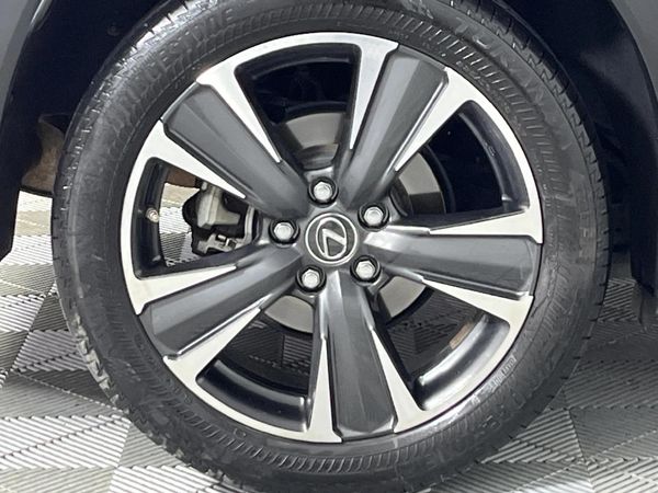 2019-Lexus-UX-200-EX image:7