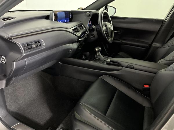 2019-Lexus-UX-200-EX image:8
