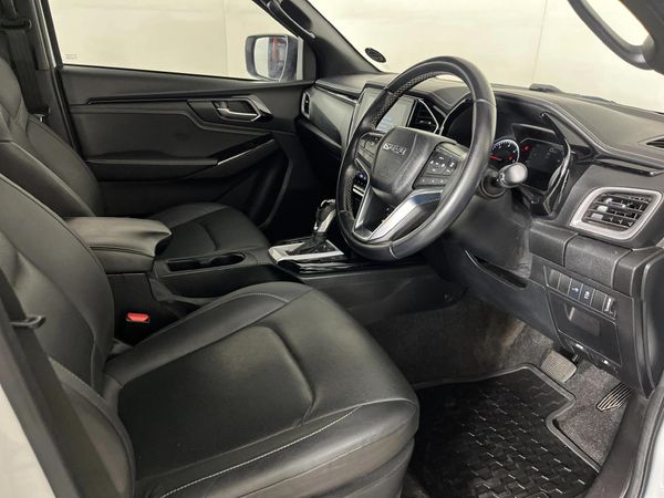 2023-Isuzu-D-Max-30-DDI-V-Cross-HR-Auto-Double-Cab image:9