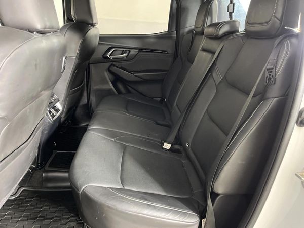 2023-Isuzu-D-Max-30-DDI-V-Cross-HR-Auto-Double-Cab image:3