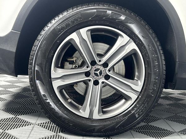 2021-Mercedes-Benz-GLC-220d-4Matic image:7
