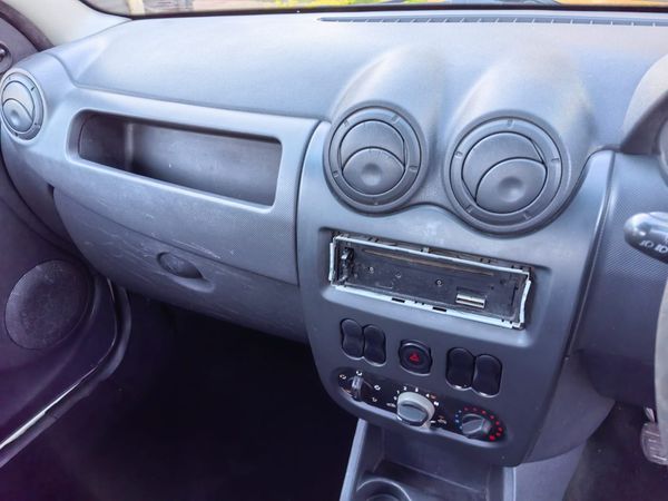 2011-Nissan-NP200-16 image:11