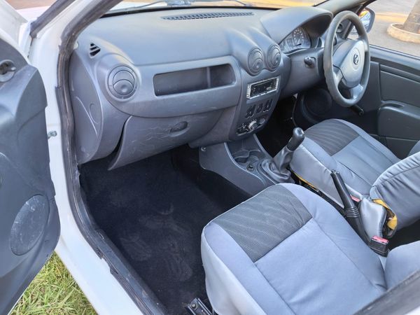 2011-Nissan-NP200-16 image:13