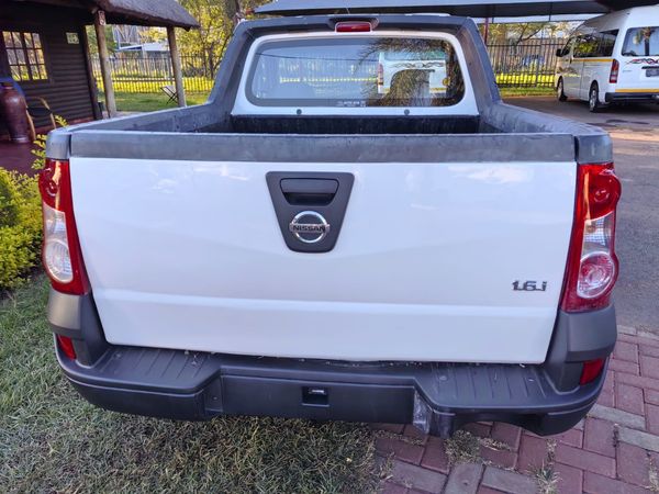 2011-Nissan-NP200-16 image:17