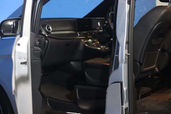 2025-Mercedes-Benz-V-Class-V300d-Exclusive image:9