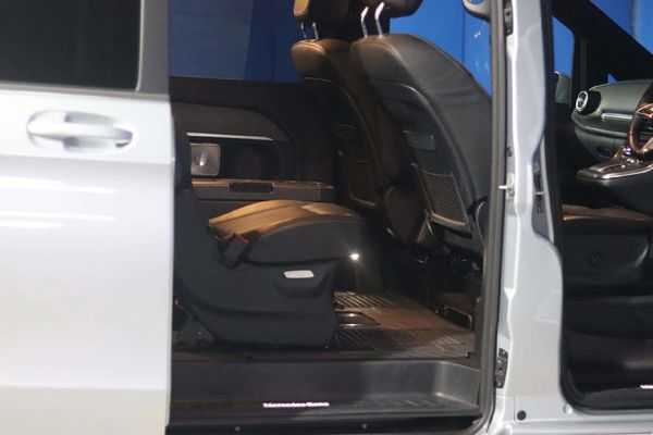 2025-Mercedes-Benz-V-Class-V300d-Exclusive image:7