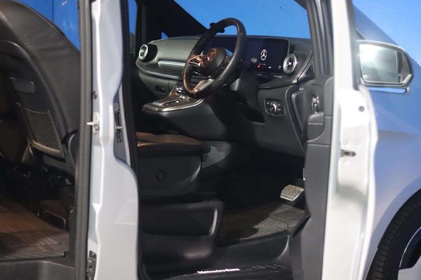 2025-Mercedes-Benz-V-Class-V300d-Exclusive image:8