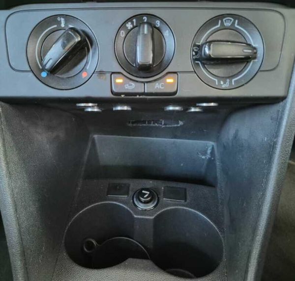 2020-Volkswagen-Polo-Vivo-14-Comfortline-5-dr image:12
