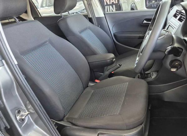 2020-Volkswagen-Polo-Vivo-14-Comfortline-5-dr image:5