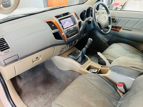 2010-Toyota-Fortuner-30-D-4D-Raised-Body image:12