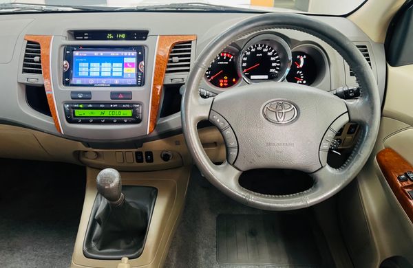 2010-Toyota-Fortuner-30-D-4D-Raised-Body image:15