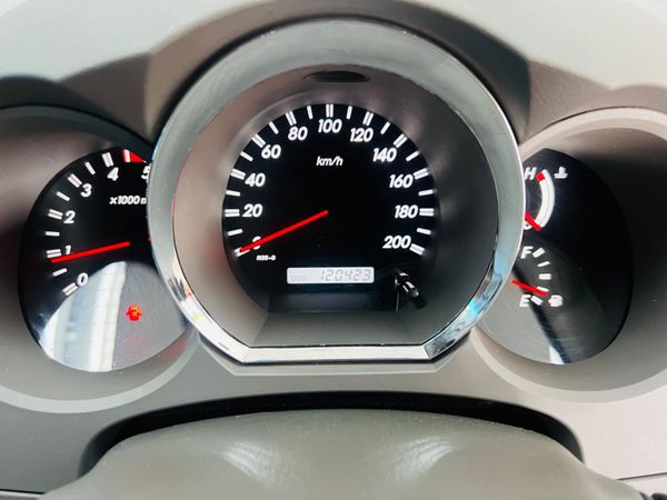 2010-Toyota-Fortuner-30-D-4D-Raised-Body image:17