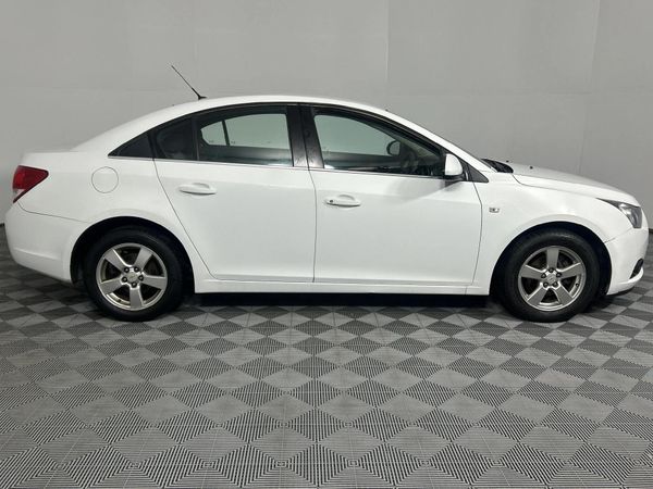 2011-Chevrolet-Cruze-16-LS image:17