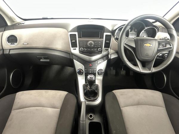 2011-Chevrolet-Cruze-16-LS image:1