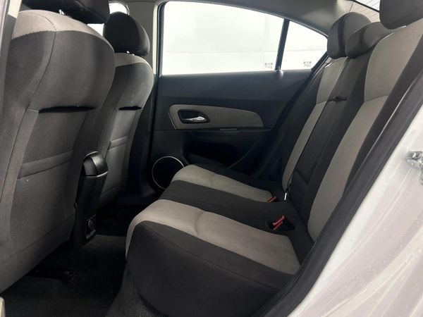 2011-Chevrolet-Cruze-16-LS image:3