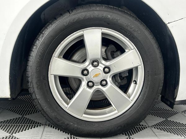 2011-Chevrolet-Cruze-16-LS image:5