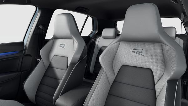 2026-Volkswagen-Golf-14-TSI-R-Line-Auto-110kw image:9