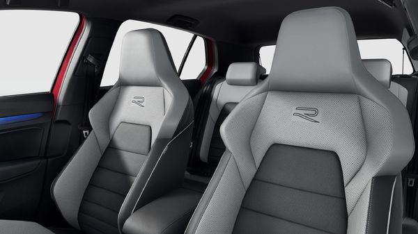 2026-Volkswagen-Golf-14-TSI-R-Line-Auto-110kw image:9