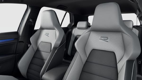 2026-Volkswagen-Golf-14-TSI-R-Line-Auto-110kw image:9