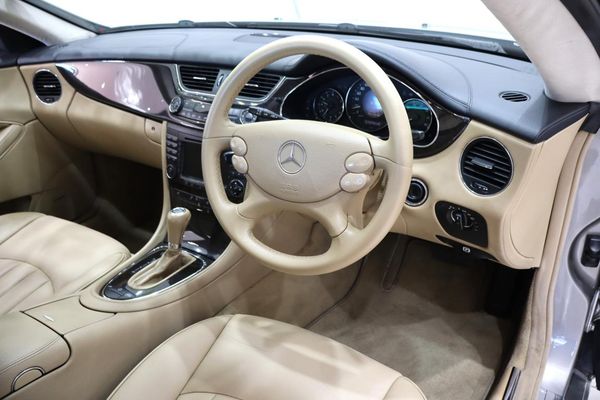 2008-Mercedes-Benz-CLS-350 image:10